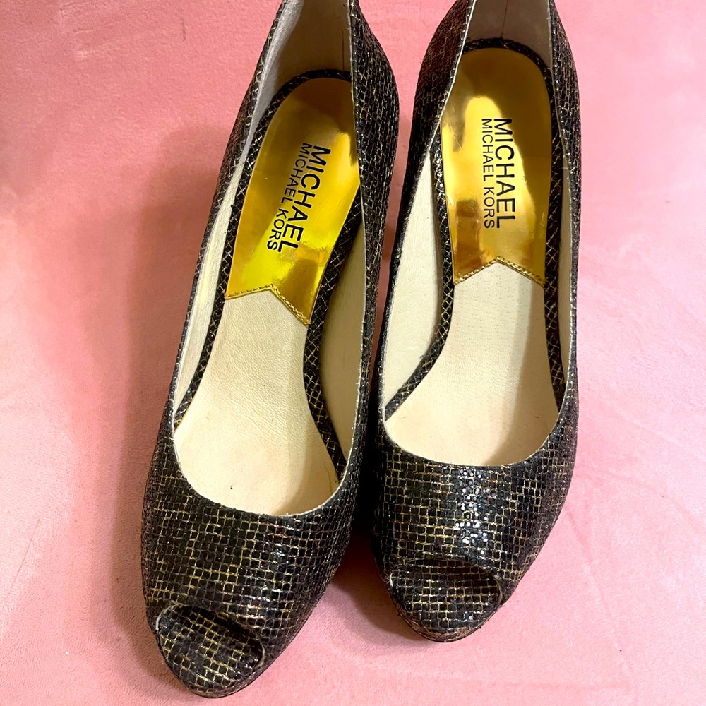 Michael kors stiletto, excellent condition, barely worn, leather sole.